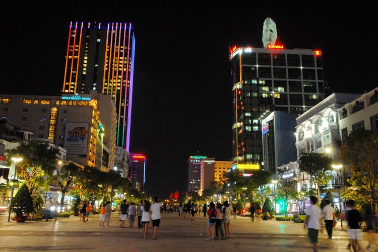 Cùng lạc vào thế giới mộng mơ của Sài Gòn về đêm, nơi ánh đèn lung linh nhưng cũng đủ để tạo ra một khoảng trống riêng tư cho bạn. Với không gian yên tĩnh và cảm giác bình yên, Sài Gòn đêm là nơi tuyệt vời để thư giãn và ngắm nhìn thành phố lấp lánh những ánh đèn đầy màu sắc. Hãy chiêm ngưỡng hình ảnh đẹp này để cảm nhận thêm sự lung linh của đêm Sài Gòn.